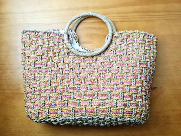 Bolsa artesanal boho chic de fibra tricolor com flor