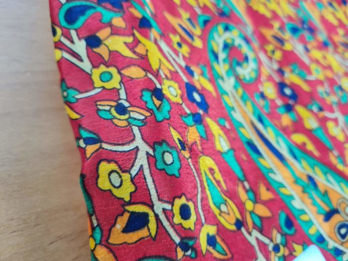 20220506_175417 Sari indiano de seda estampa floral e paisleys vermelho e color
