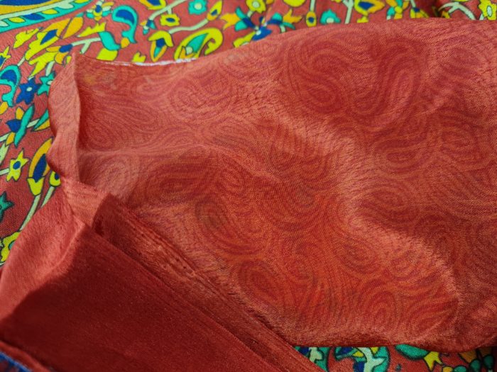 20220506_175532 Sari indiano de seda estampa floral e paisleys vermelho e color