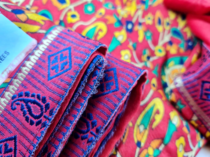 20220506_175544 Sari indiano de seda estampa floral e paisleys vermelho e color