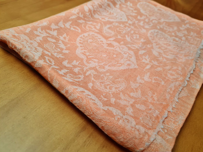 Pashimina indiana de cashmere estampa paisleys coral rosado