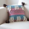 Almofada algodão rosa e azul com tassel nas pontas 40cm