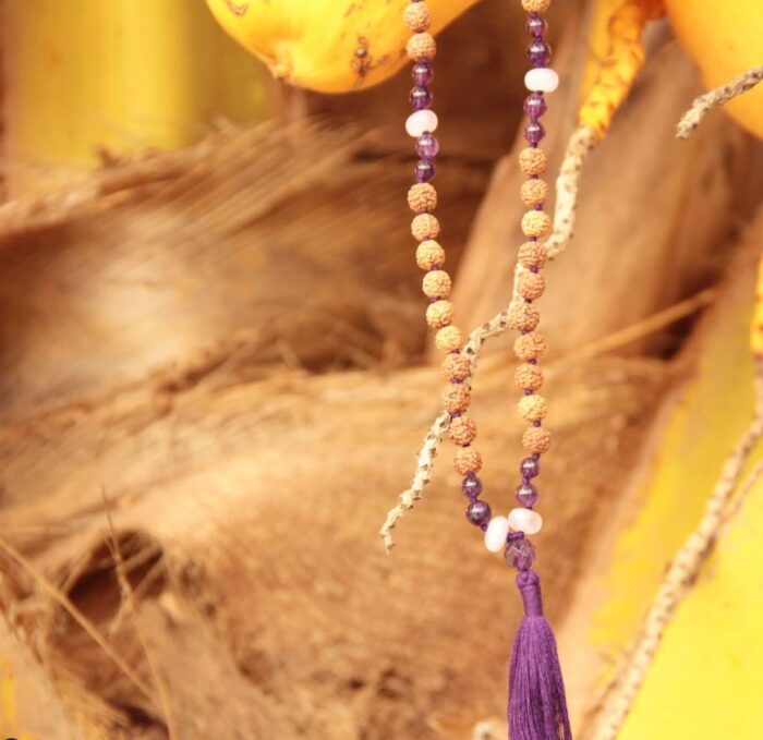 japamala de rudrakshas com ametistas A ametista é uma pedra extremamente poderosa e protetora, com uma vibração altamente espiritual. Tem um forte poder de cura e purificação, além de aguçar a percepção espiritual. Ela combate vícios e bloqueios de todos os tipos.