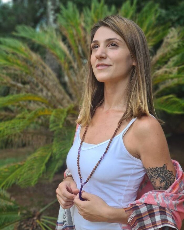 pedra-ametista-japa Japamala de Rudrakshas verdadeiras com pedras ametistas (foto produzida por AUM Bali)