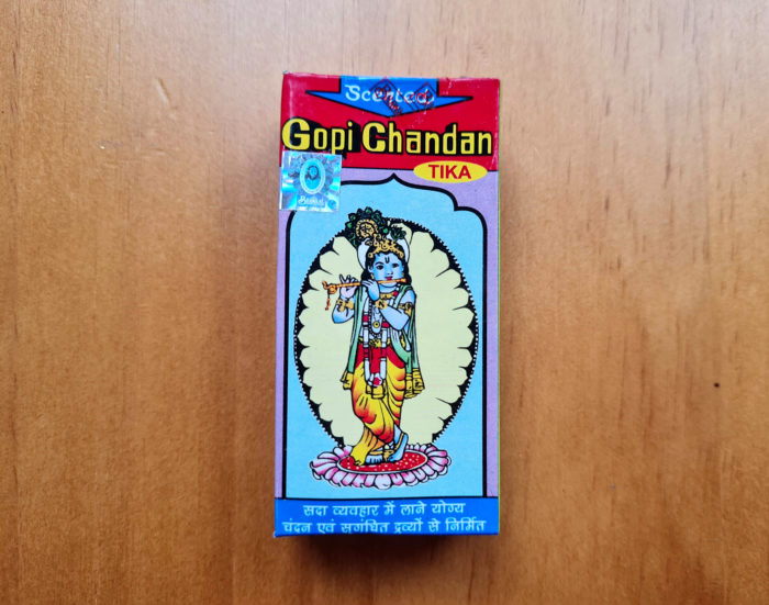 Gopi chandan para fazer pasta de sândalo, aplicação de tilak