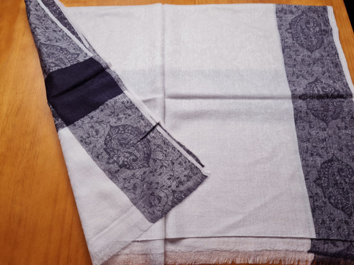 Pashimina indiana de cashmere estampa paisleys preto e offwhite