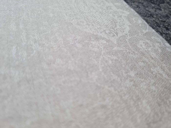 Pashimina indiana de cashmere estampa paisleys preto e offwhite