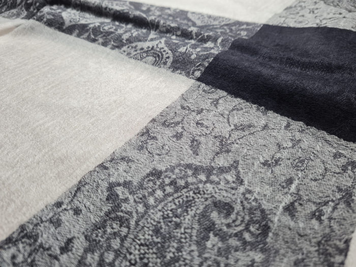 Pashimina indiana de cashmere estampa paisleys preto e offwhite