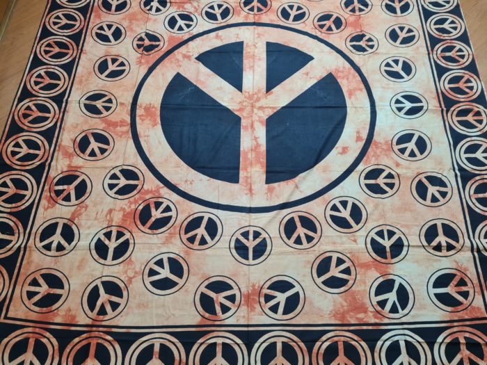 Colcha indiana estampa Símbolo da paz e amor nos moldes hippies
