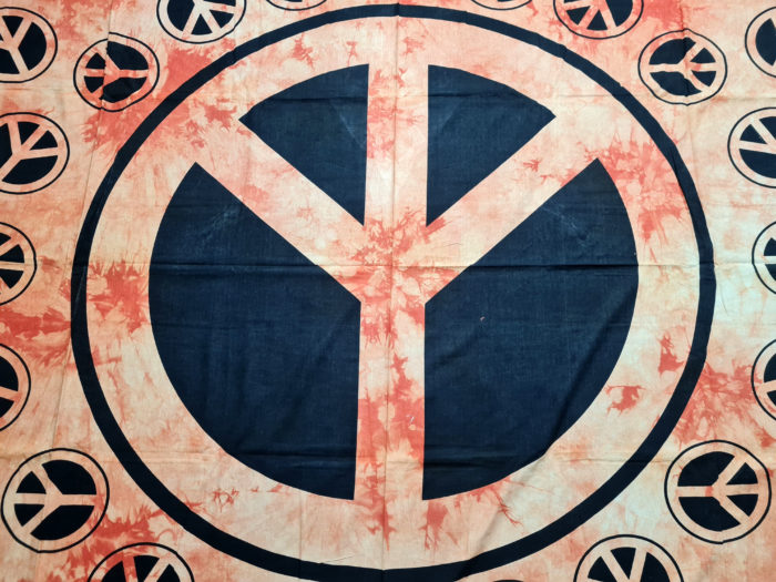 Colcha indiana ou painel decorativo com símbolo da Paz e Amor