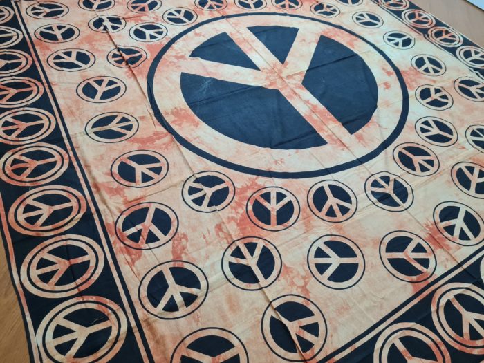 Colcha indiana ou painel decorativo com símbolo da Paz e Amor