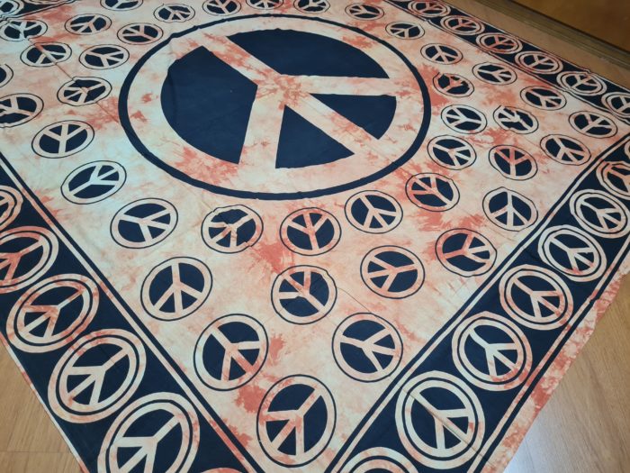 Colcha indiana ou painel decorativo com símbolo da Paz e Amor