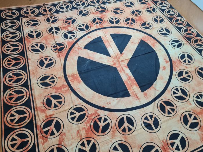 Colcha indiana ou painel decorativo com símbolo da Paz e Amor