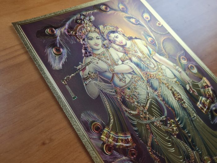 20220623_230436 Folha laminada dourada para enquadrar e pendurar Radha e Krishna 30x21 cm