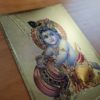 Folha laminada dourada para enquadrar e pendurar Krishna Baby 30 x 21 cm