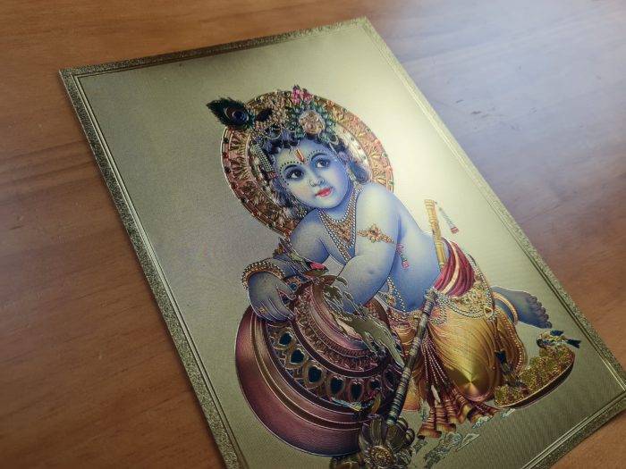 Folha laminada dourada para enquadrar e pendurar Krishna Baby 30 x 21 cm