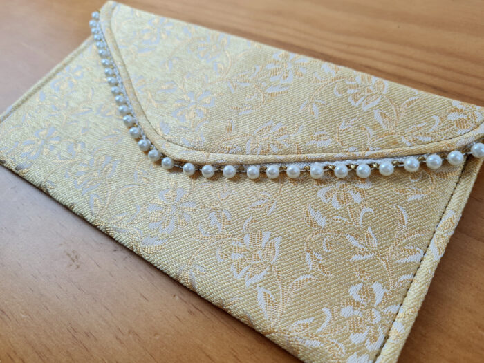 Bolsa indiana clutch retrô de tecido sem alça amarelo e dourado