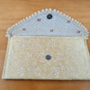 Bolsa indiana clutch retrô de tecido sem alça amarelo e dourado