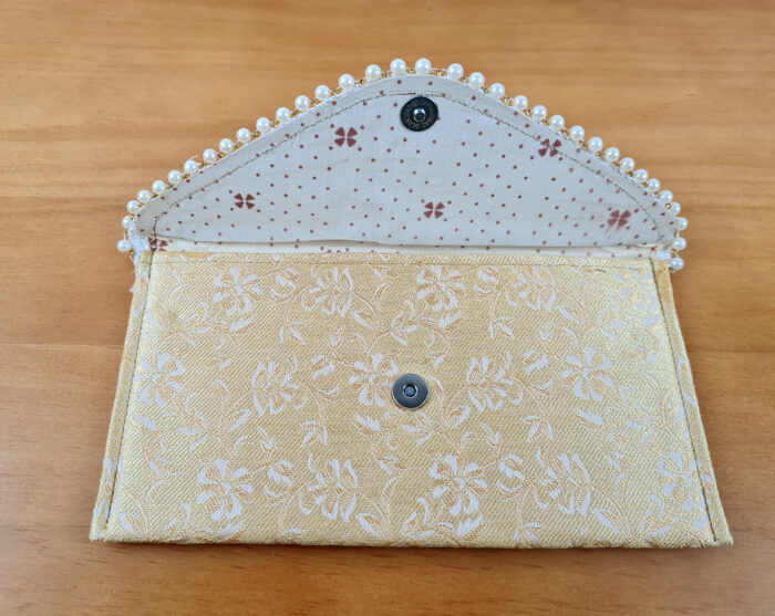 Bolsa indiana clutch retrô de tecido sem alça amarelo e dourado