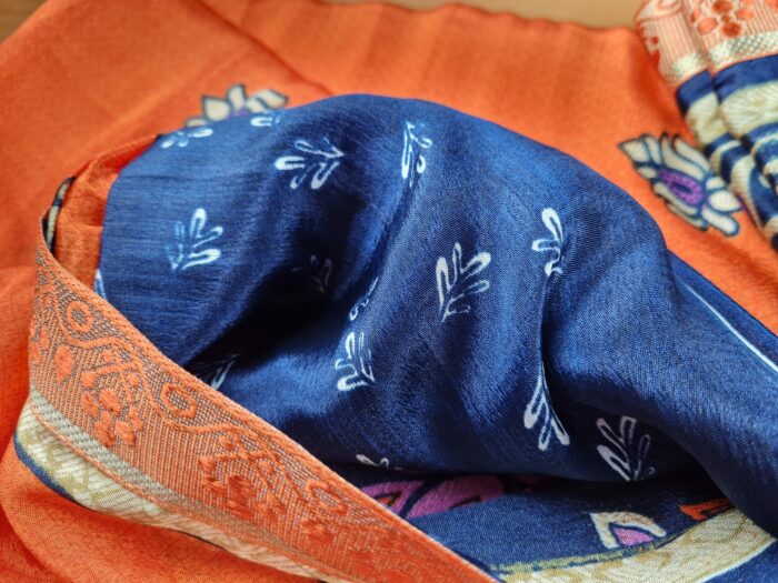 Sari indiano de seda estampa floral com for de lótus laranja e azul