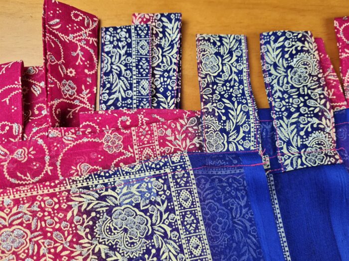 Cortina de sari indiana estampa floral e arabescos rosa e azul