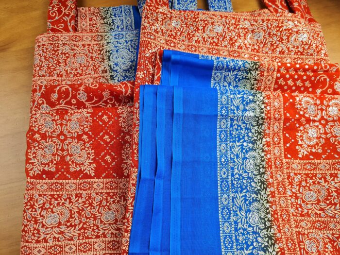 Cortina de sari indiana estampa floral e arabescos laranja e azul