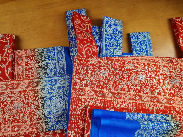 Cortina de sari indiana estampa floral e arabescos laranja e azul