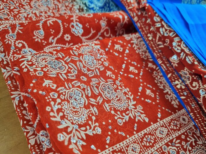 Cortina de sari indiana estampa floral e arabescos laranja e azul