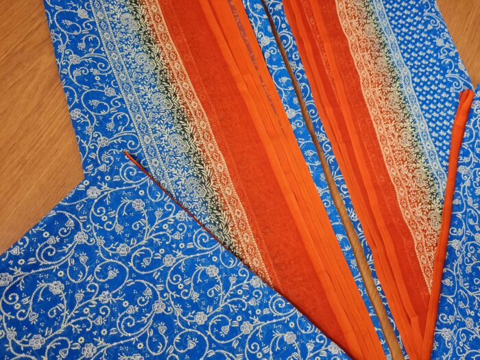 Cortina de sari indiana estampa floral e arabescos azul e laranja