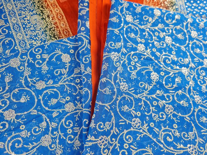 Cortina de sari indiana estampa floral e arabescos azul e laranja