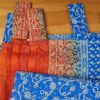 Cortina de sari indiana estampa floral e arabescos azul e laranja