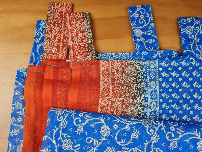 Cortina de sari indiana estampa floral e arabescos azul e laranja