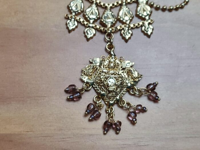 Conjunto de colar e brincos indianos para festas dourado e lilás