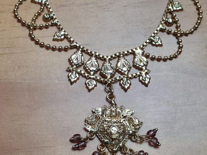 Conjunto de colar e brincos indianos para festas dourado e lilás
