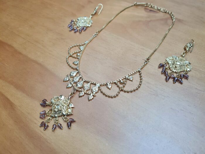 Conjunto de colar e brincos indianos para festas dourado e lilás