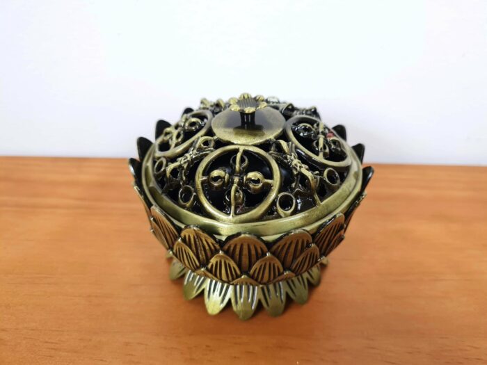 Incensário turíbulo de mesa com design Flor de Lótus e arabescos bronze