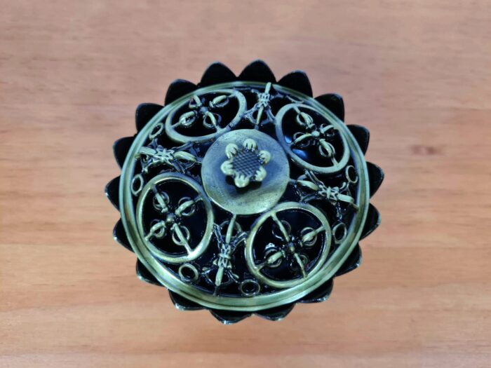 Incensário turíbulo de mesa com design Flor de Lótus e arabescos bronze
