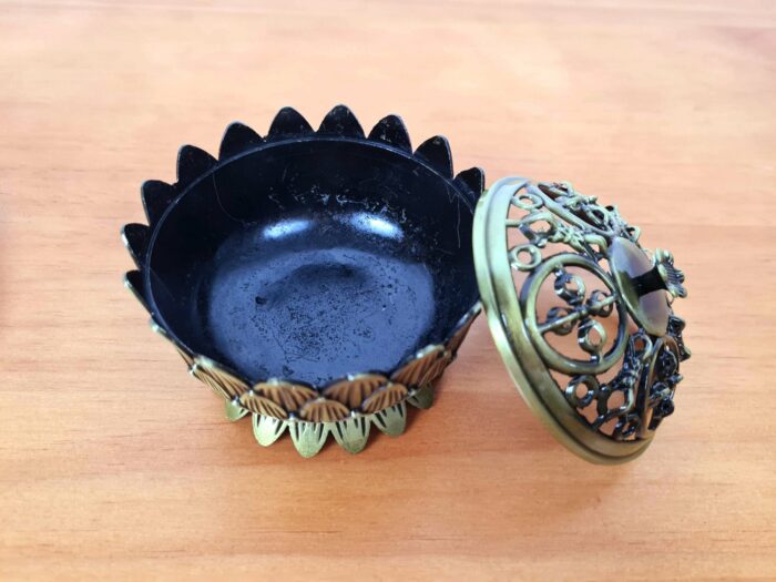 Incensário turíbulo de mesa com design Flor de Lótus e arabescos bronze