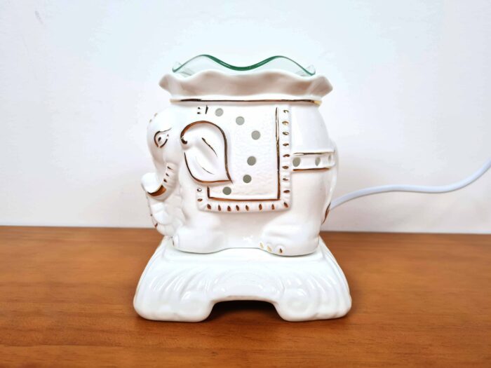 20220926_122717 Difusor de ambientes elétrico design elefante para uso como aromaterapia e luminária