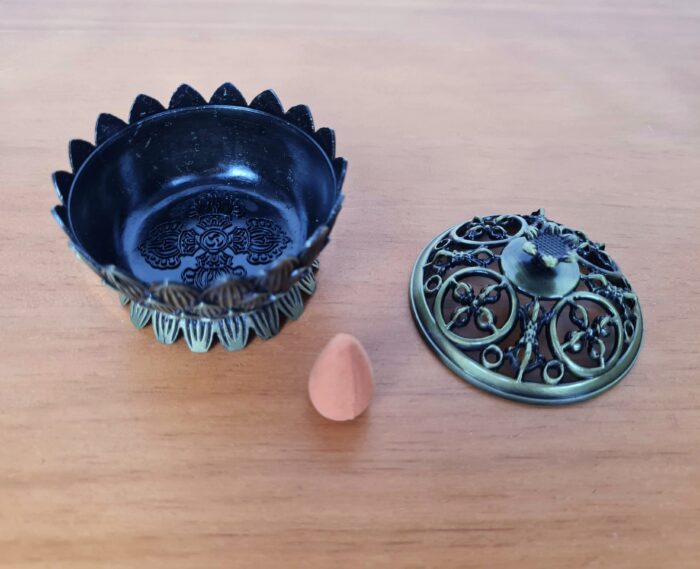 Incensário turíbulo de mesa com design Flor de Lótus e arabescos bronze