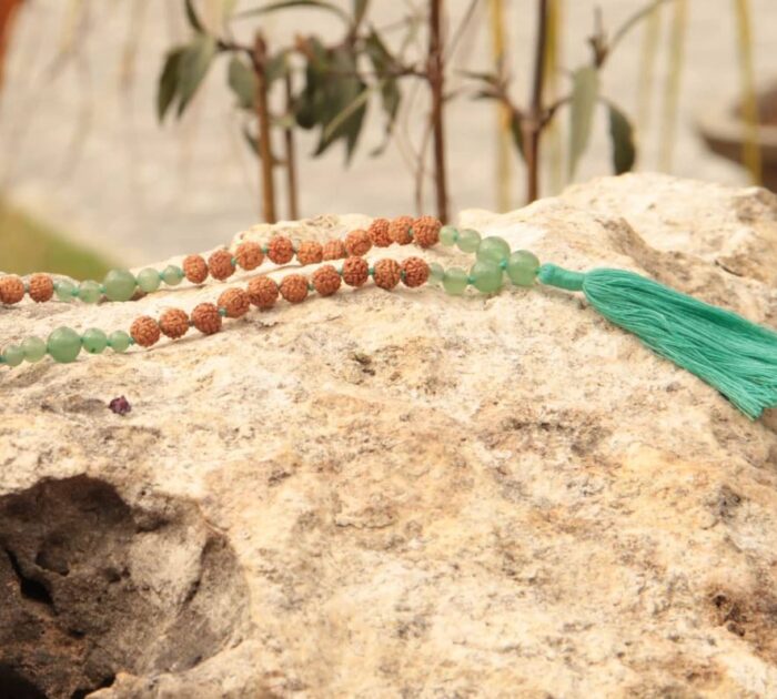 Japamala de Rudrakshas de Bali com pedras Aventurina Verde