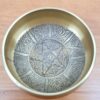 Tigela tibetana com 7 ligas de metal 14cm dourada de Buda