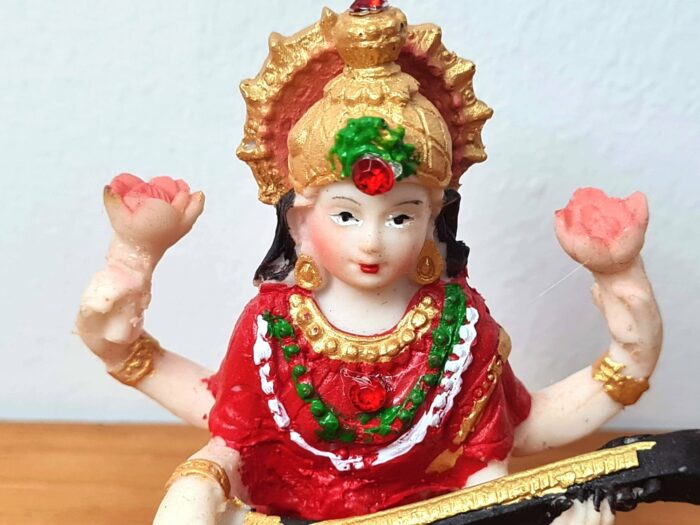 Deusa Saraswati em estátua resinada colorida 9cm