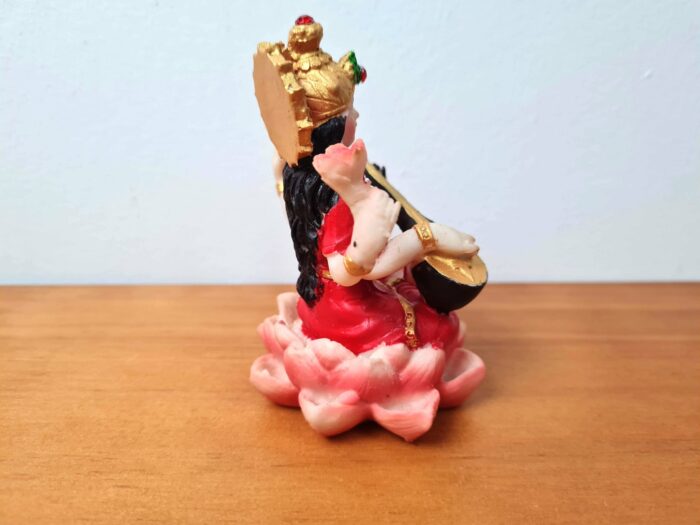 Deusa Saraswati em estátua resinada colorida 9cm