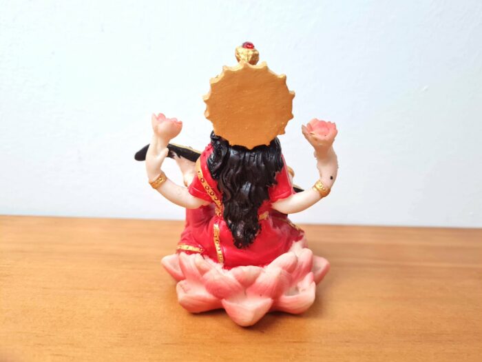 Deusa Saraswati em estátua resinada colorida 9cm