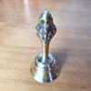 Sino de metal dourado em brass com imagem de Hanuman 9cm