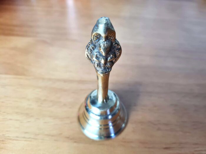 Sino de metal dourado em brass com imagem de Hanuman 9cm