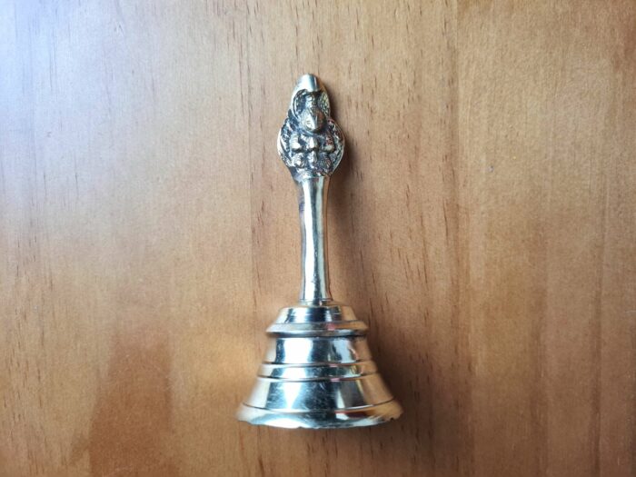 Sino de metal dourado em brass com imagem de Hanuman 9cm