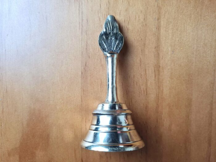 Sino de metal dourado em brass com imagem de Hanuman 9cm
