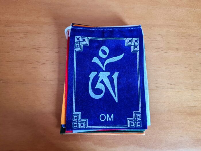 20221215_115505 Bandeiras tibetanas veludo do mantra "Om Mani Padme Hum" (11cm x 8cm)